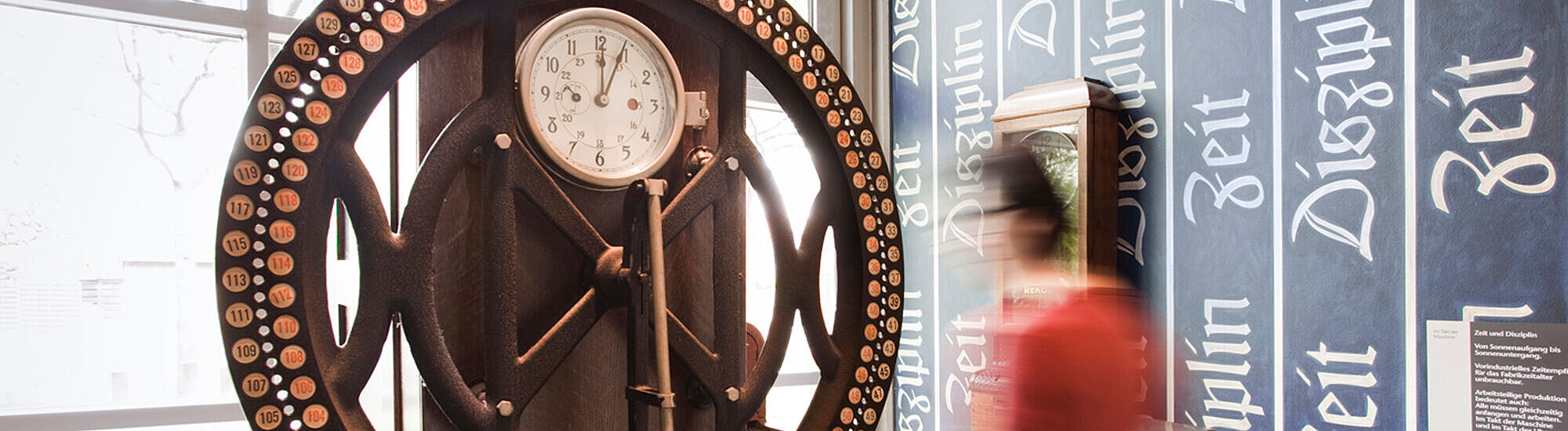 Alte Uhr als Exponat in der DASA Ausstellungseinheit "Im Takt der Maschine"