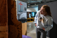 Besucherin betrachtet Modell eines Termitenhügels in der Ausstellung Bioinspiration in der DASA