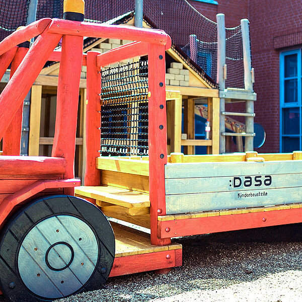 LKW aus Holz ist als Exponat für Kinder auf der Kinderbaustelle der DASA.