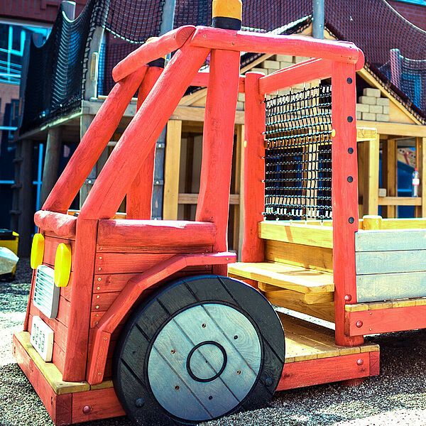 LKW aus Holz ist als Exponat f&uuml;r Kinder auf der Kinderbaustelle der DASA.