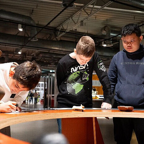 In Kleingruppen l&ouml;sen die Sch&uuml;ler*innen ihre Aufgaben - hier ist Teamwork gefragt.