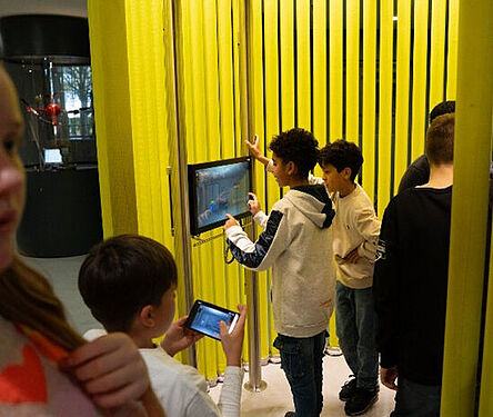 : Smartphones erlaubt. In einem digitalen Escape-Game lernen die Schüler*innen, wie sie im Brandfall richtig reagieren.