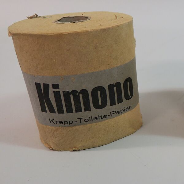 Historische Klohpapierrollen, die Exponate in der Ausstellung "Infektionsschutz" sind