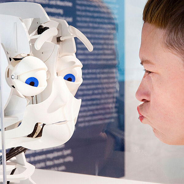 Mädchen in Interaktion mit einem Roboter