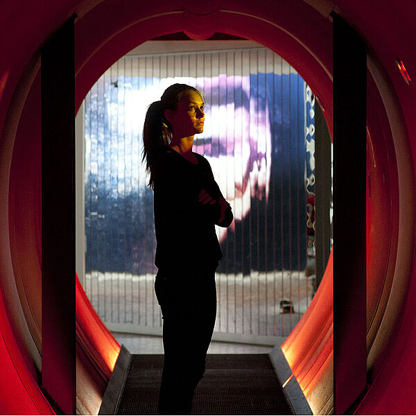 Frau im Lärmtunnel der DASA