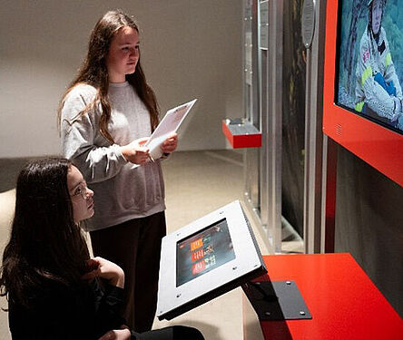 In Kleingruppen lösen die Schüler*innen ihre Aufgaben.