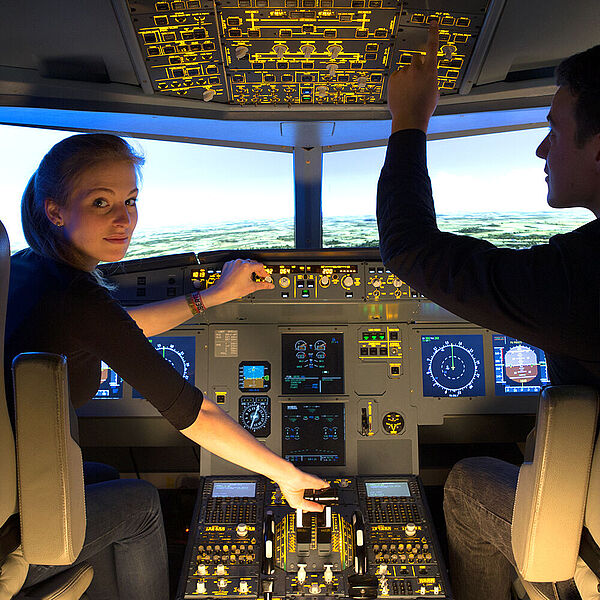 Zwei DASA Gäste im Cockpit des Airbus A 320 Flugsimulators