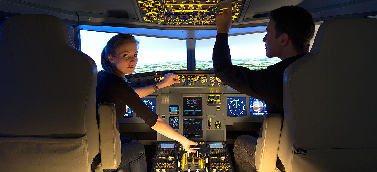 Zwei DASA Gäste im Cockpit des Airbus A 320 Flugsimulators