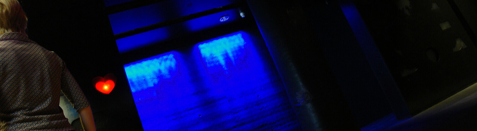 Blaue Lichtinstallation in der Zeitdisco einem ehemaligen Ausstellungsraum der DASA