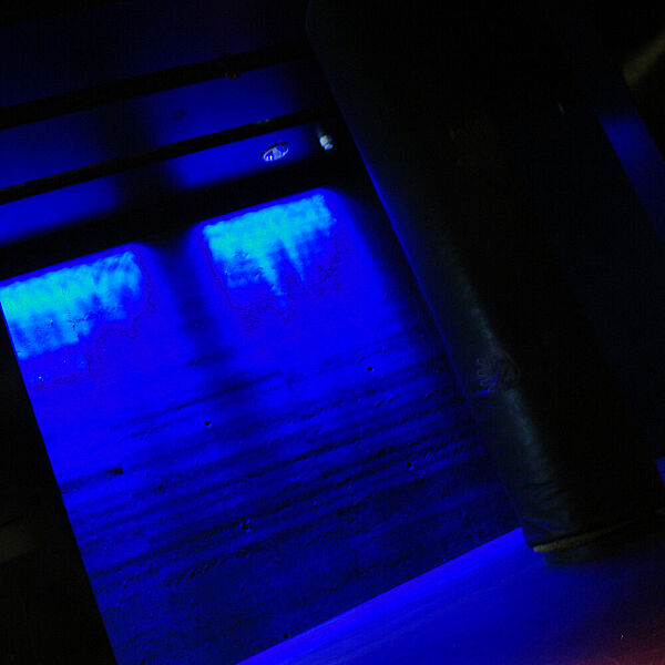 Blaue Lichtinstallation in der Zeitdisco einem ehemaligen Ausstellungsraum der DASA