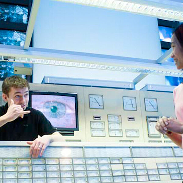 Einblick in eine Führung in Gebärdensprache in der DASA