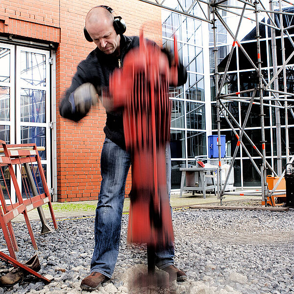 Mann mit Presslufthammer auf der DASA-Baustelle