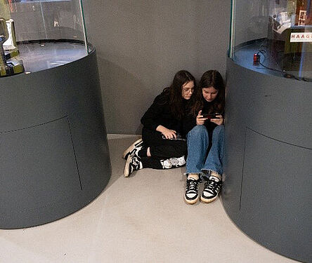 Smartphones erlaubt. In einem digitalen Escape-Game lernen die Schüler*innen, wie sie im Brandfall richtig reagieren.