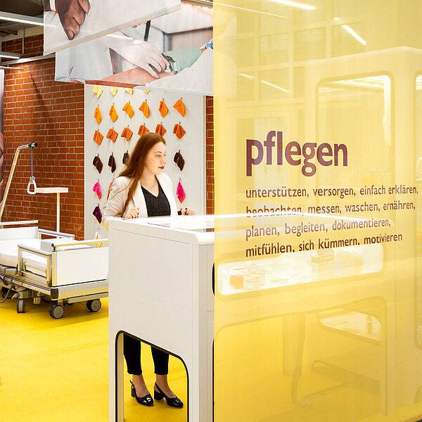 Einblick in die DASA Ausstellung "Heilen und Pflegen"