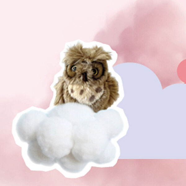 Eine Kuscheltier-Eule und ein Kuscheltier-Fuchs auf einer Wolke - umgeben von rosa Wolken