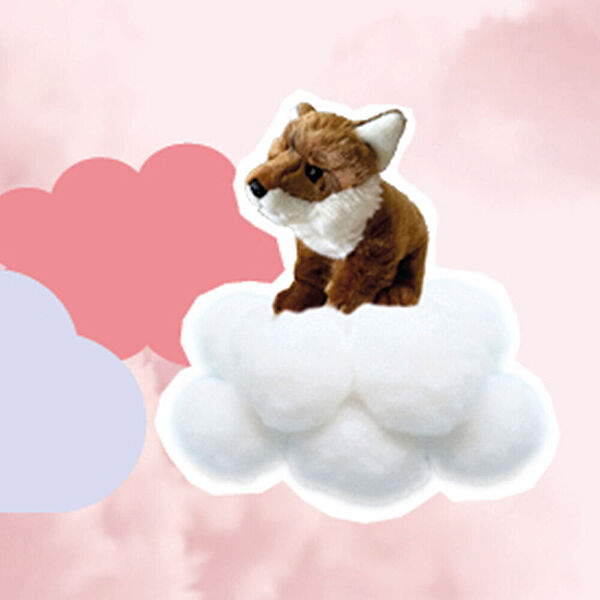 Eine Kuscheltier-Eule und ein Kuscheltier-Fuchs auf einer Wolke - umgeben von rosa Wolken
