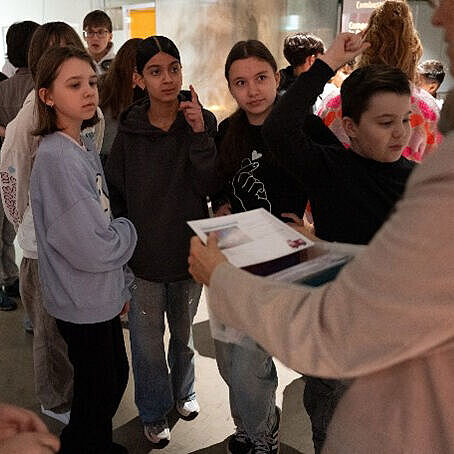 Die Sch&uuml;ler*innen erhalten Forschungsfragen zu ausgew&auml;hlten Stationen der Ausstellung