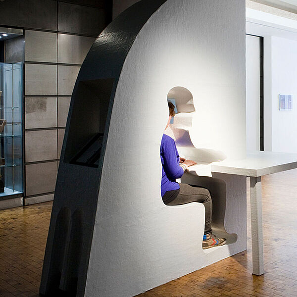 Besucher in der DASA Ausstellungseinheit Am Bildschirm