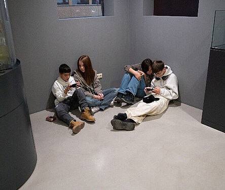 Smartphones erlaubt. In einem digitalen Escape-Game lernen die Schüler*innen, wie sie im Brandfall richtig reagieren.