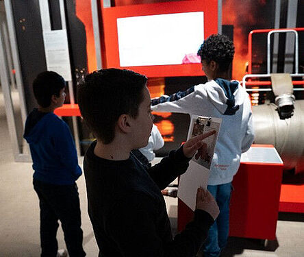: In Kleingruppen lösen die Schüler*innen ihre Aufgaben - hier ist Teamwork gefragt.