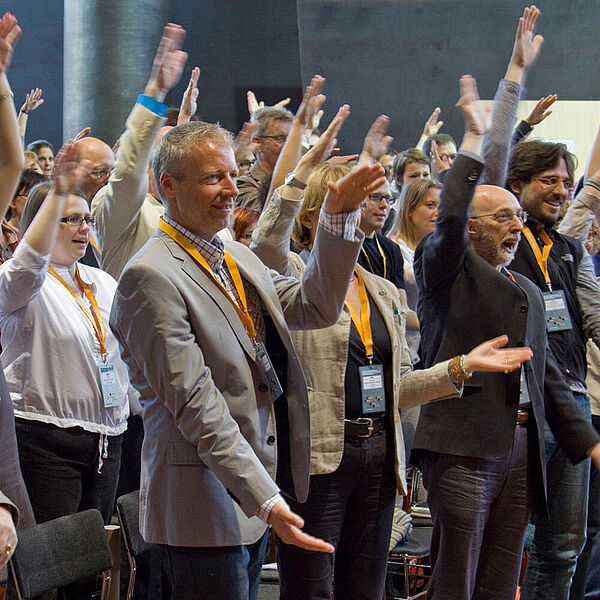 Teilnehmer beteiligen sich aktiv an einer Veranstaltung.