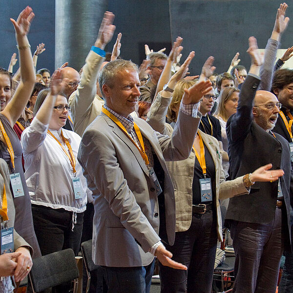 Teilnehmer beteiligen sich aktiv an einer Veranstaltung.