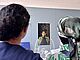 Zwei Besucherinnen stehen vor dem sogenannten Gefühls-Scan in der Ausstellung "Dienstleistung" in der DASA Arbeitswelt Ausstellung und versuchen, den Gesichtsausdruck von Personen zuzuordnen.