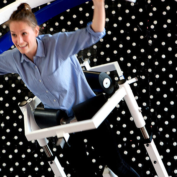 Besucherin probiert das Space Curl in der DASA