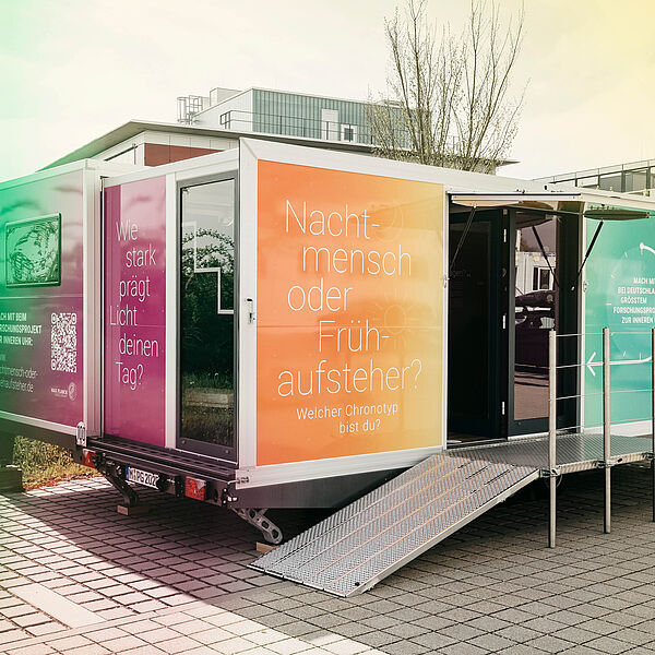 Anhänger mit einer sogenannten Roadshow des Max-Planck-Instituts zum Thema Schlafverhalten