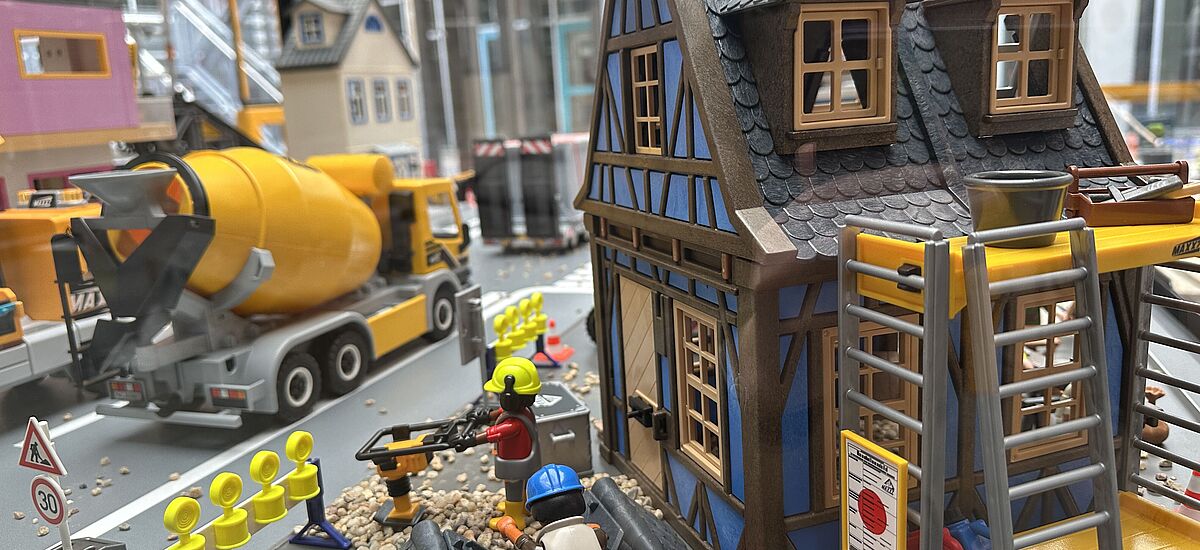 Detail aus einem Playmobil-Modell in der Ausstellung "Hochbau" in der DASA