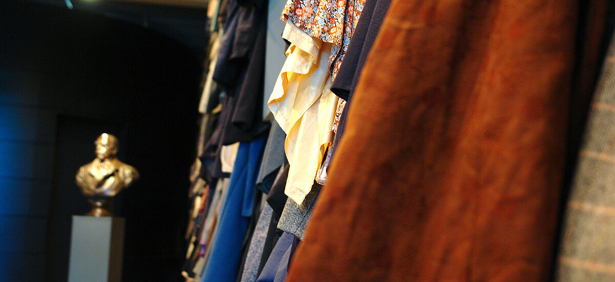 Kleiderfassade als Exponat in der DASA Ausstellungseinheit Im Takt der Maschine.