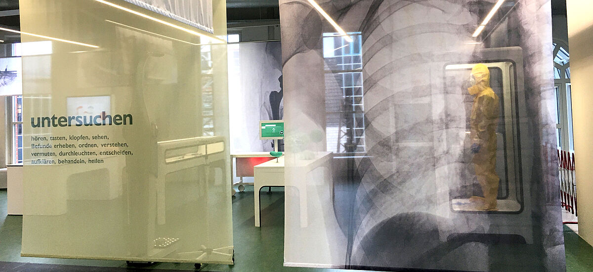 Einblick in den Bereich Untersuchen der Ausstellung Heilen und Pflegen