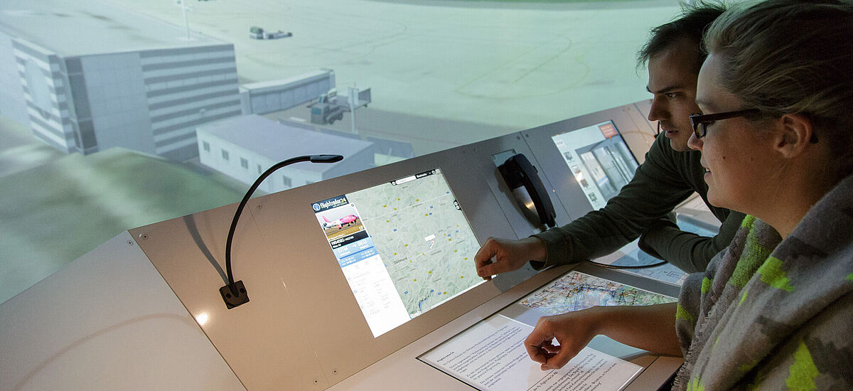 Zwei DASA-Gäste testen die Towersimulation