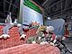 Verbindungssofa Plüsch-Sofa mit Plüsch-Katzen in der Ausstellung "Alles im Angebot"