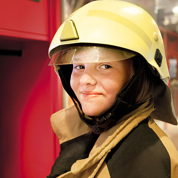 Mädchen in Feuerwehrkluft