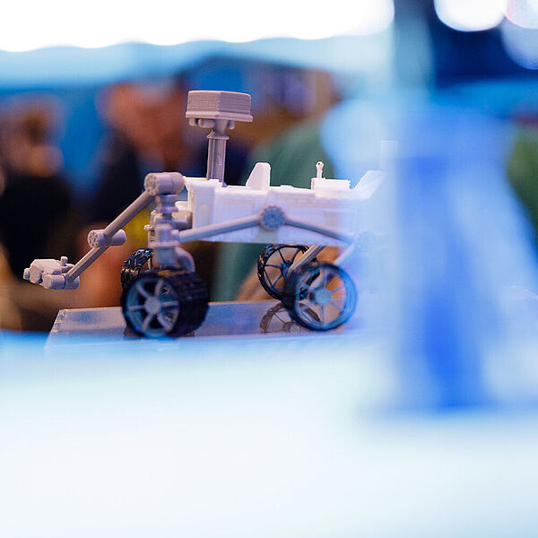 Modell einer Straßendampfwalze auf der Maker Faire Ruhr in der DASA