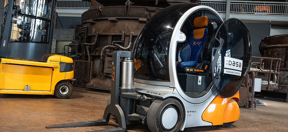 Ein modern aussehender Gabelstapler, der schon 25 Jahre alt ist, vor dem Stahlofen in der DASA