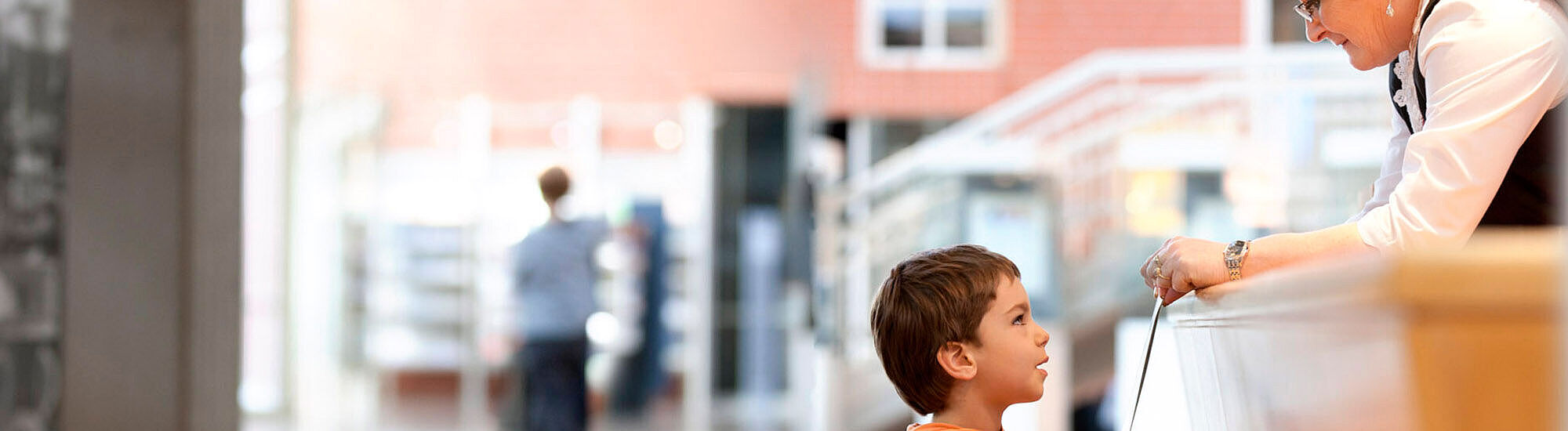 SERV DASA Infotheke 2000x1000 Ein kleiner Junge erhält Informationen an der DASA Infotheke.