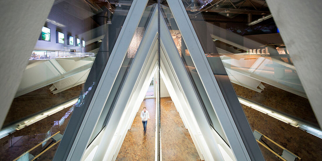 Blick auf den gläsernen Gefahrstoff-Stachel im DASA Ausstellungsbereich Unsichtbare Gefahren