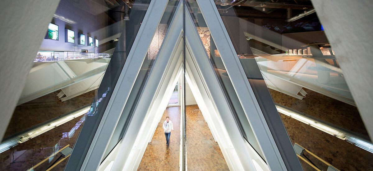 DA Unsichtbare Gefahren Gefahrstoffstachel 2 2000x1000 Blick auf den gläsernen Gefahrstoff-Stachel im DASA Ausstellungsbereich Unsichtbare Gefahren