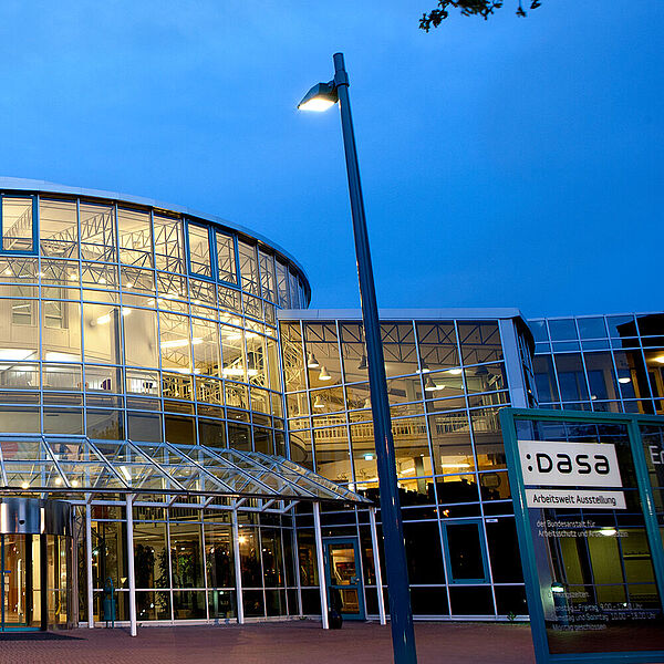 Aussenansicht des DASA-Gebäudes in abendlicher Stimmung