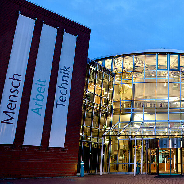 Aussenansicht des DASA-Gebäudes in abendlicher Stimmung