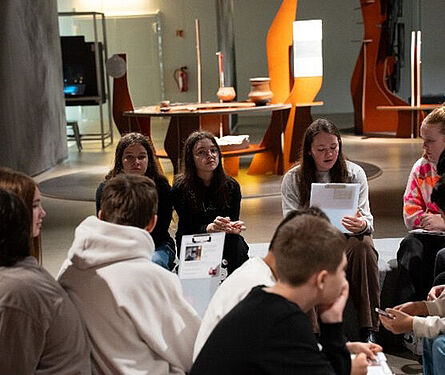 : Innerhalb von je einer Minute stellen die Gruppen ihre Ergebnisse dar. Wenn notwendig, erhalten sie Unterstützung von unserer geschulten Moderator*in. 