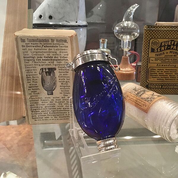 Ein Exponat genannt Blauer Heinrich steht in einer Vitrine.
