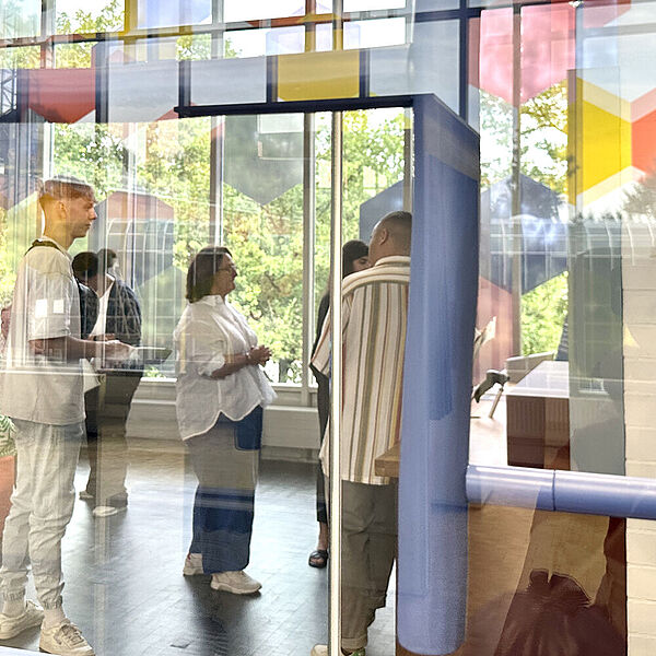 Eine Gruppe junger Menschen in der Ausstellung Dienstleistung in der DASA Arbeitswelt Ausstellung