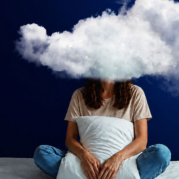 Leitmotiv zur Ausstellung "Gute Nacht" - Frau mit Wolke statt Kopf sitzt auf zerkn&uuml;lltem Bett