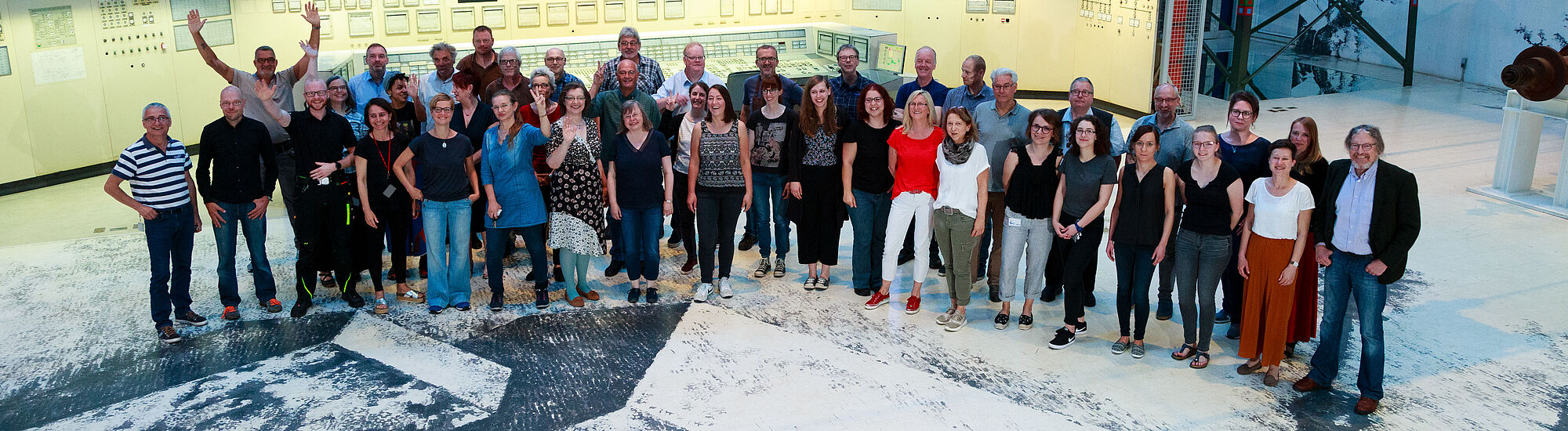 Das Team der DASA steht in einem Halbkreis in der Energiehalle der DASA