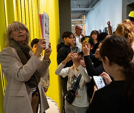 Smartphones erlaubt. In einem digitalen Escape-Game lernen die Schüler*innen, wie sie im Brandfall richtig reagieren.