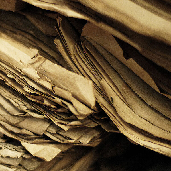 vergilbtes Papier in einem Buch