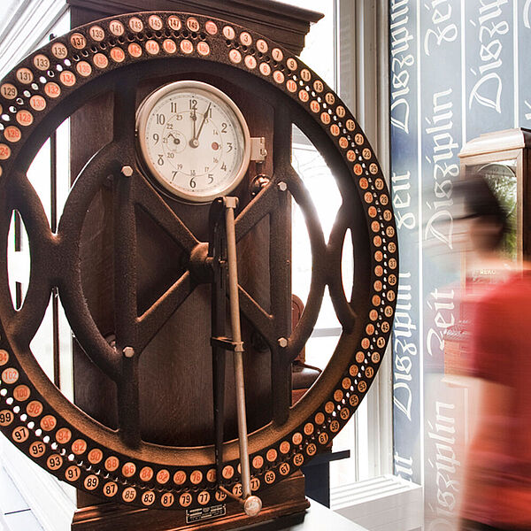 Alte Uhr als Exponat in der DASA Ausstellungseinheit "Im Takt der Maschine"